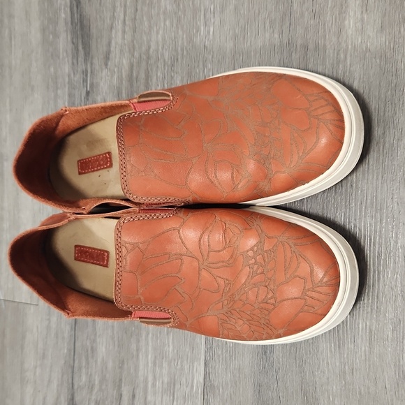 OluKai Pehuea Lau Womens Leather Slip On Size 8 - Picture 2 of 9